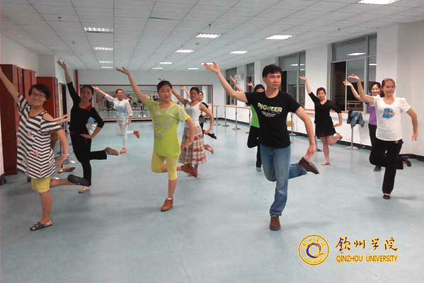 教职工舞蹈队为参加钦州市“五一”系列活动舞蹈比赛积极进行排练